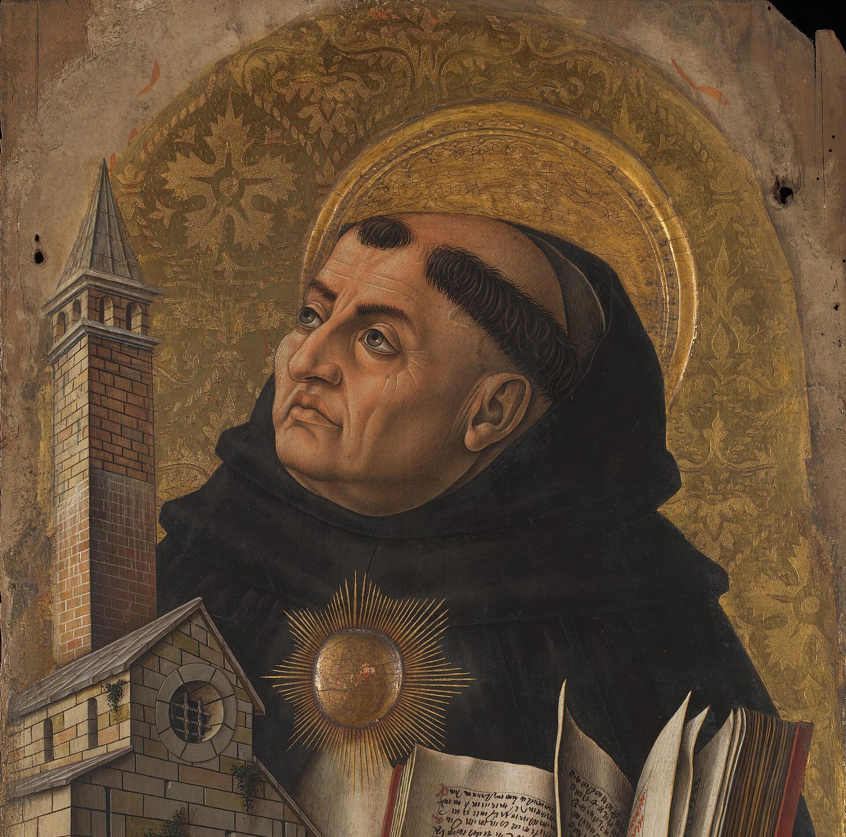 A painting on gold: Thomas Aquinas, a heavy-set friar with a tonsure and a black hood, looks up to the left with a steady gaze. He holds a model church with a tall bell tower and an open book, and a golden sun blazes on his breast.